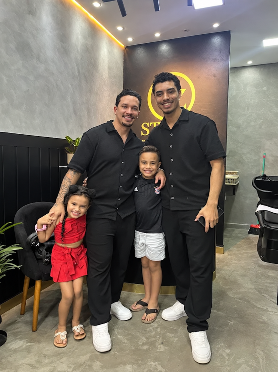 Equipe e família no EZ Studio